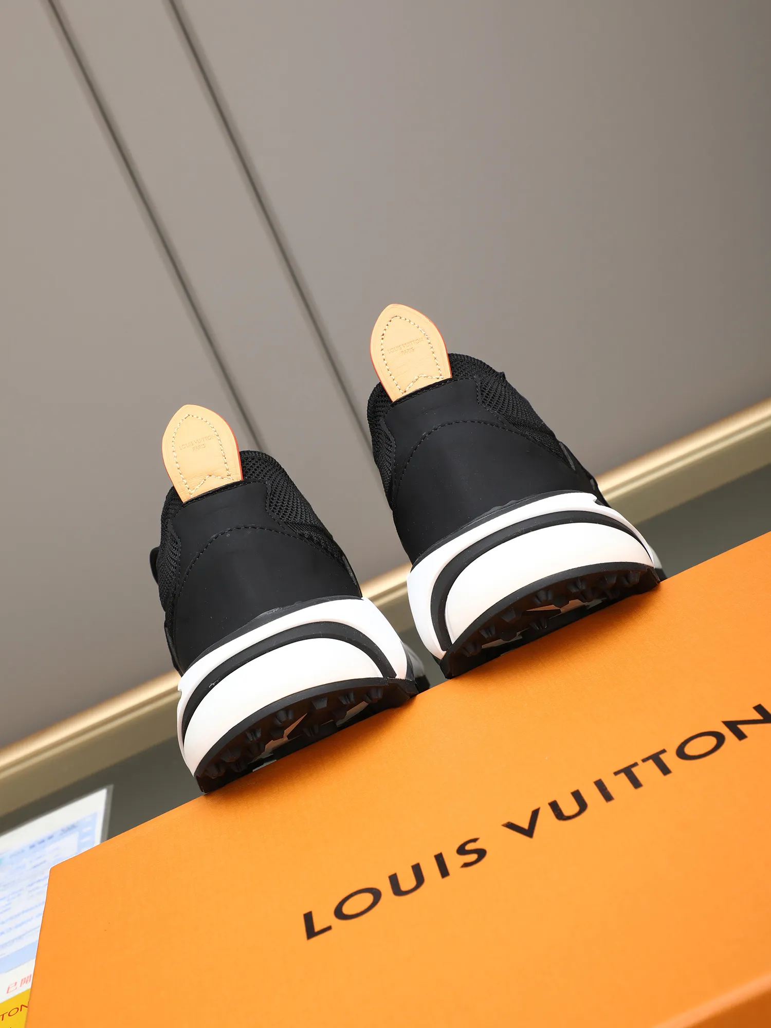 Men's Men's Shoes 💰580 LV Louis Vuitton L Jialu Brand Runner Tatic Series Thick Sole Casual Sports Shoes Running Shoes Original purchase, development and production This LV Runner Tatic sports shoe is blended with fly woven fabric material to interpret the inspiration of traditional mountaineering shoes. The LV letters are written on one side, the Louis Vuitton logo, and the light and wear-resistant rubber outsole completes the whole package. The delivery counter is exquisitely packaged🛍📦 ▪️Fabrics: Original imported custom fly-woven fabric ▪️Inner lining: Original custom-made breathable mesh ▪️Sole: Original open-molded anti-slip rubber combination material ▪️Sole thickness: 4CM ▪️Size: Men's 38-44 (45 custom-made)